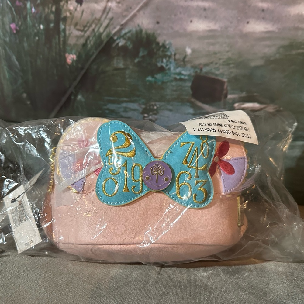 Loungefly Disney Main Attraction Minnie Mouse Small World Fanny Pack Bag NWT